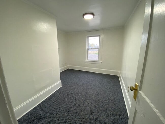 Building Photo - Large Single-Family Home in East Akron