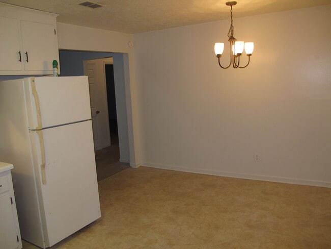 Building Photo - **WEST ATHENS DUPLEX** 2 Bed/1 Bath - JUST...