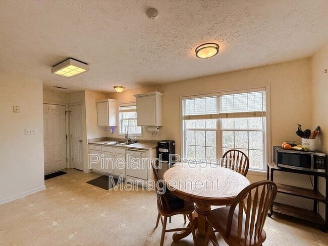 Building Photo - 7704 Redwood Ave