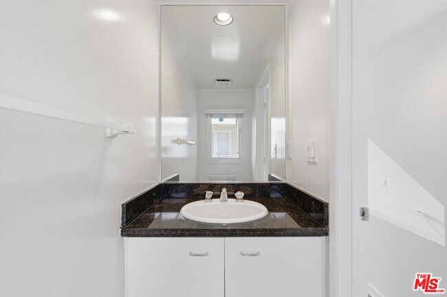 Building Photo - 811 21st St