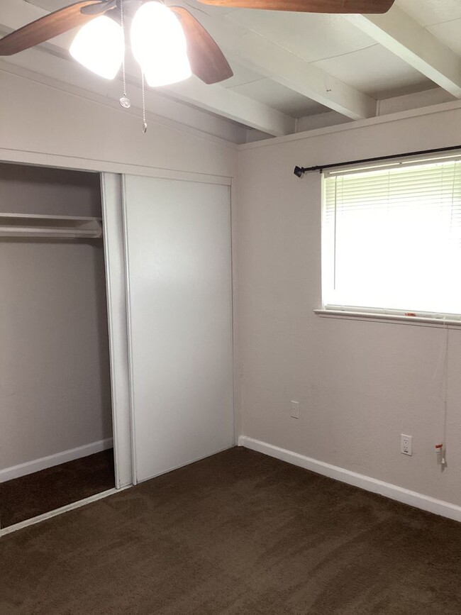 Building Photo - 3 Bedroom 1 Bath Single Family in West Sac...