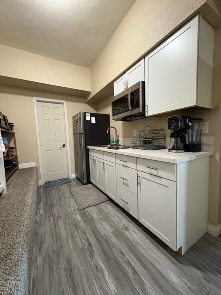 Building Photo - 31241 Old River Rd