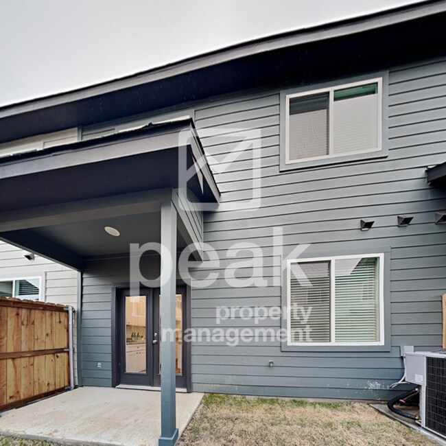 Building Photo - Beautiful Townhome: 3 Bed/2.5 Bath located...