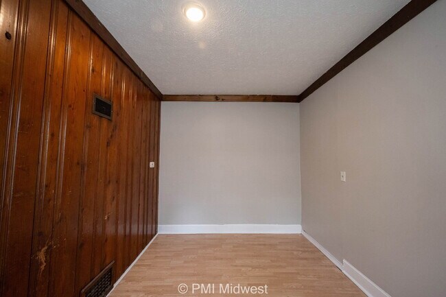 Building Photo - "Charming 1-Bedroom Retreat with Spacious Comfort in Indianapolis!"