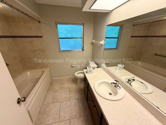 Building Photo - 423 Whispering Oaks Ct