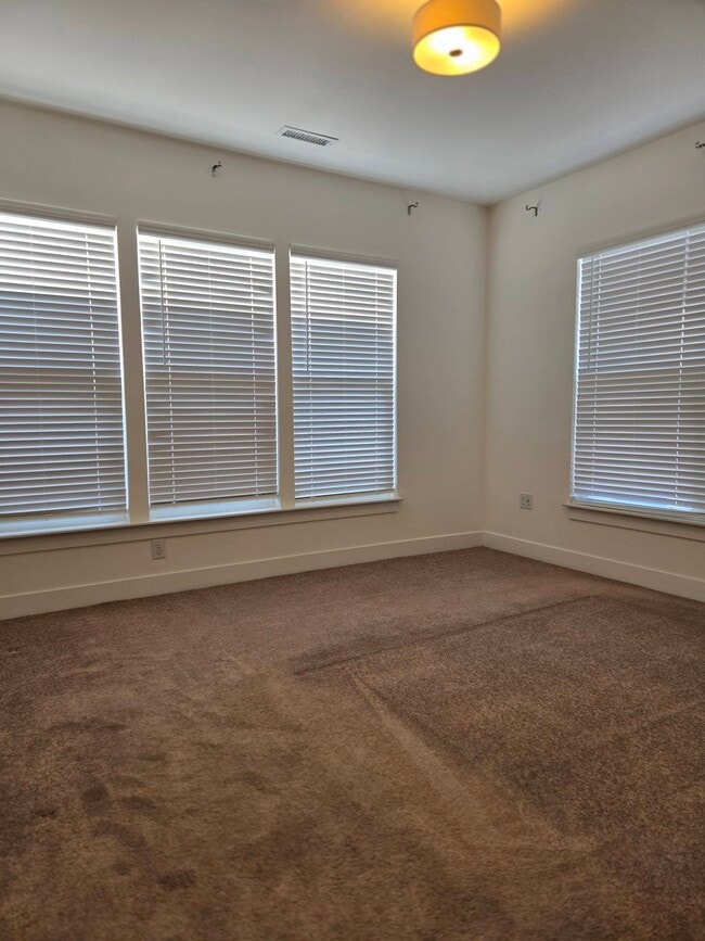 Building Photo - 1876 McQuat Pl