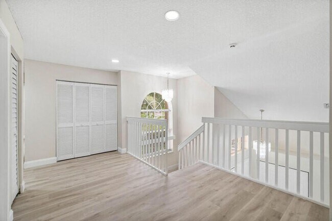 Building Photo - 10425 Buena Ventura Dr