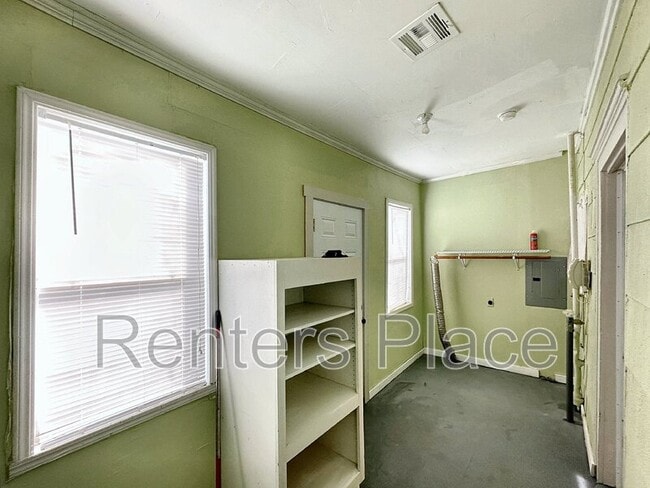 Building Photo - 321 E Greeley St