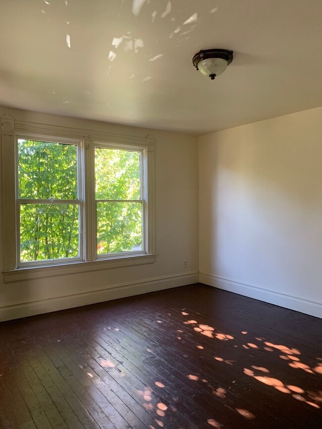 Building Photo - Spacious Victorian Home
