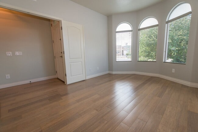 Building Photo - Gorgeous 4 Bedroom 2 Bathroom Home! Centra...