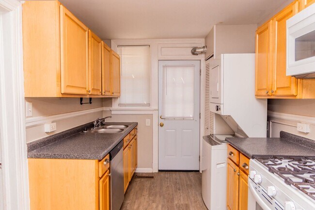 Building Photo - 3413 Stuart Ave