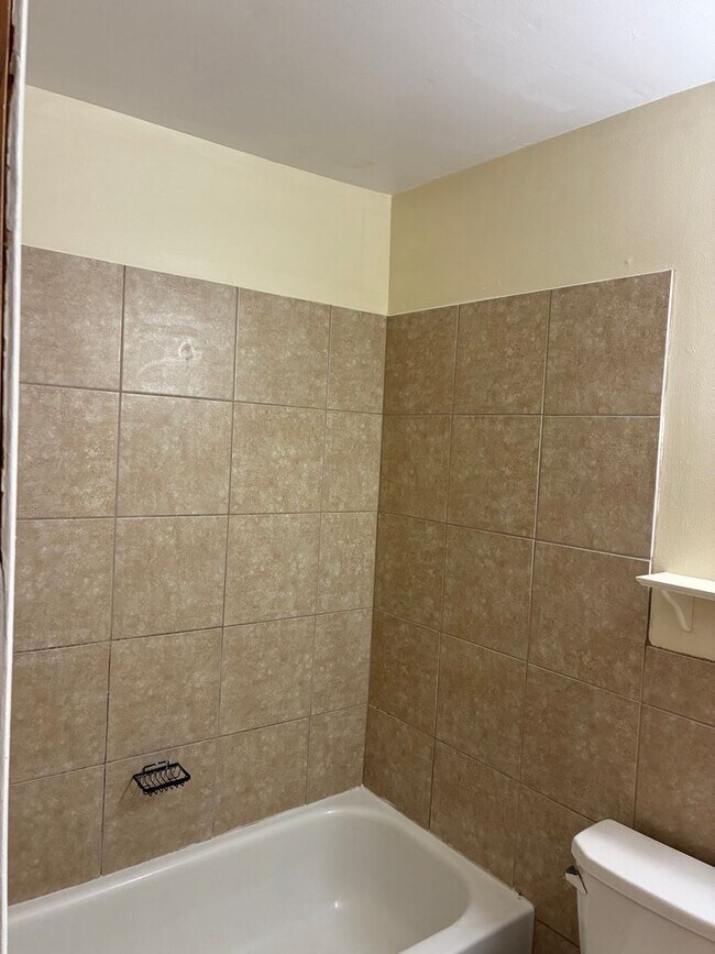 Building Photo - Cozy 2 Bedroom 1 Bath Duplex! Available Now!
