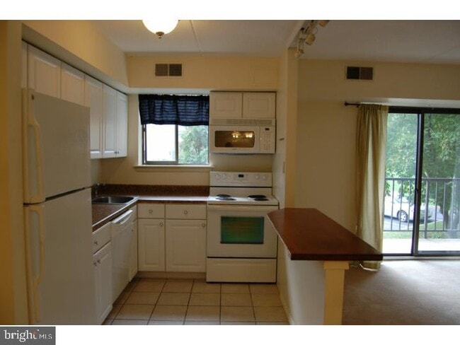 Building Photo - 1015 Valley Dr