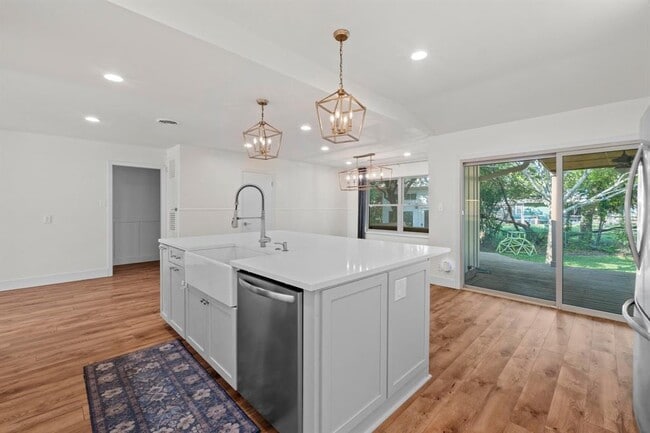 Building Photo - 5512 Delwood Dr