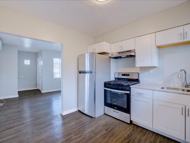 Building Photo - Cozy & Modern 2-Bedroom Home