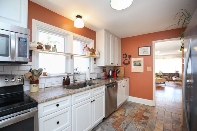 Building Photo - Adorable 3 bedroom ranch with fenced yard!