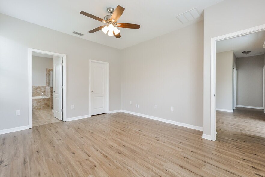 Building Photo - 5736 Coquyt Dr