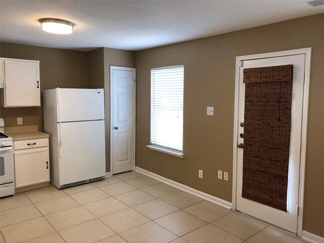 Building Photo - 19615 Hollington Dr