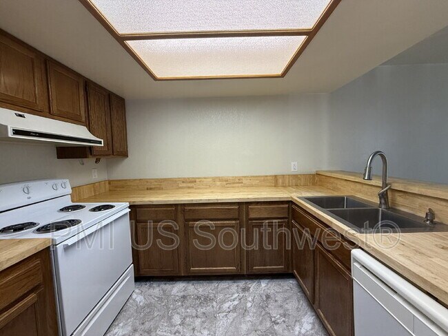 Building Photo - 1800 Club House Dr