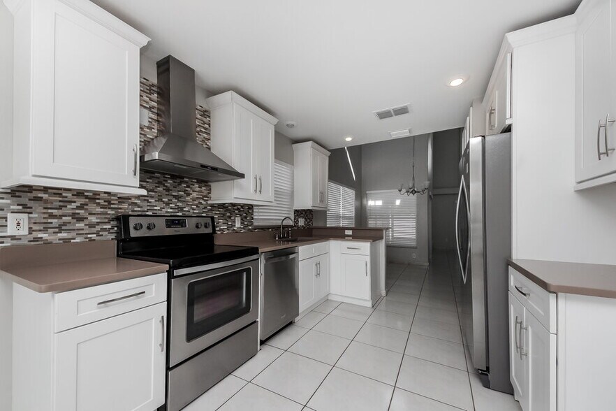 Building Photo - 3227 Brewster Dr