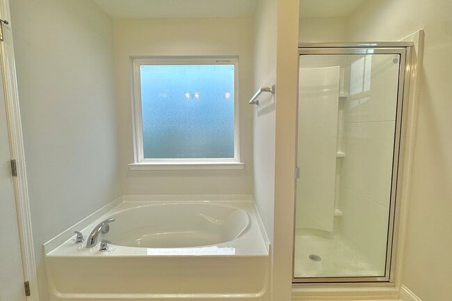 Building Photo - AVAILABLE NOW! (Pet Friendly)