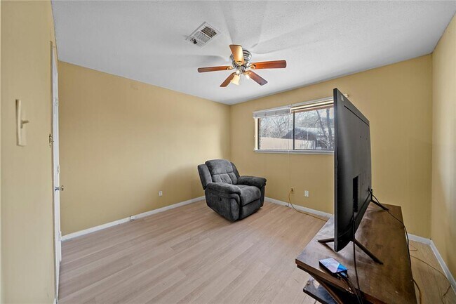 Building Photo - 9746 Seeker St