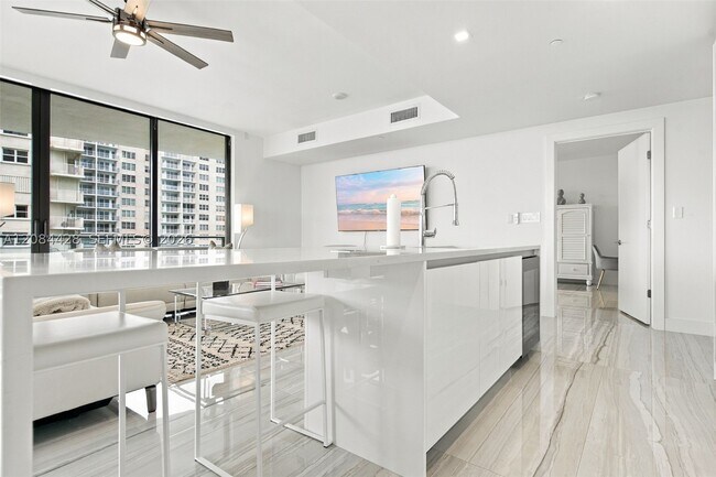 Building Photo - 730 N Ocean Blvd
