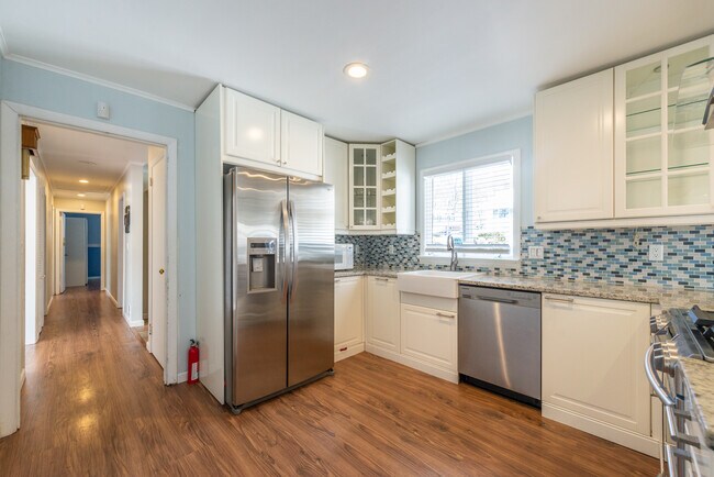 Building Photo - 18 Devon Dr