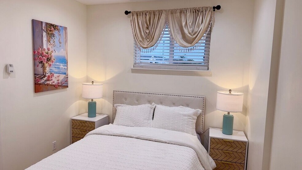 Building Photo - 9092 La Linda Ave