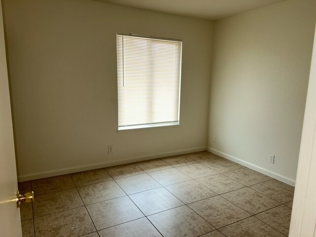 Building Photo - 4060 Oakhill Ave