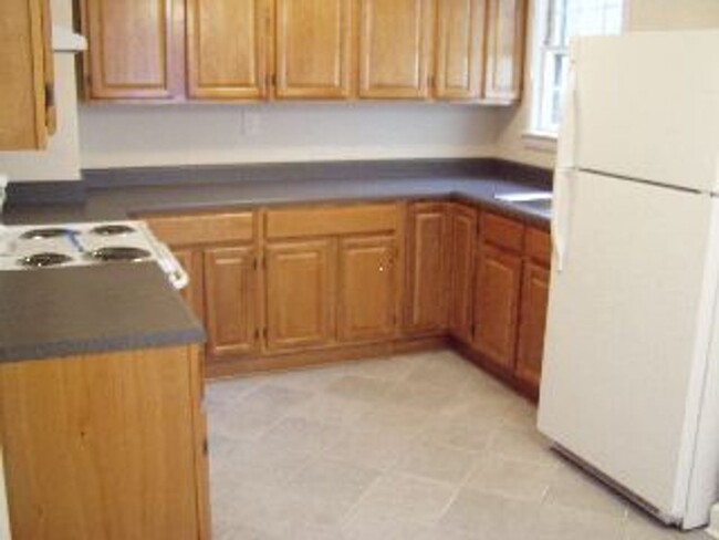 Building Photo - Cute One Level House with Eat-In Kitchen