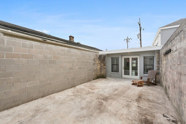 Building Photo - 7423 Prytania St