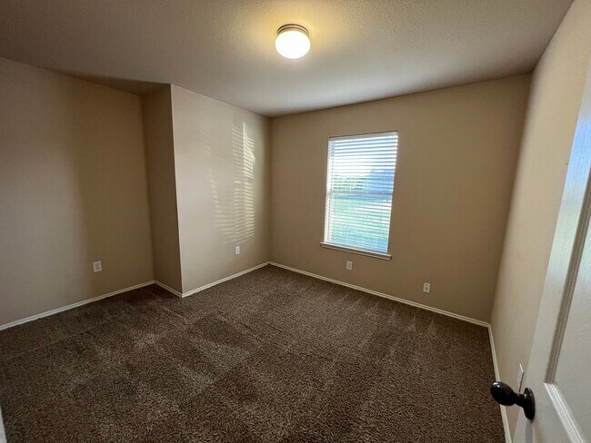 Building Photo - Welcome home to this spacious 3-bedroom, 2-bath quadplex in Krum!