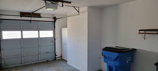 Building Photo - CUTE SINGLE LEVEL DUPLEX - CASCADE PARK