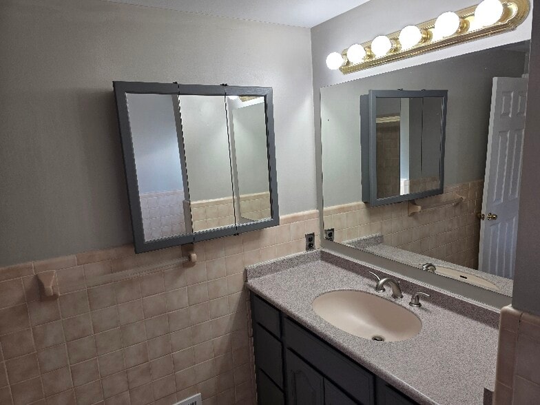 Building Photo - 31659 Perth St