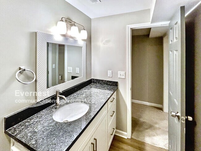 Building Photo - 1584 Camelot Cir