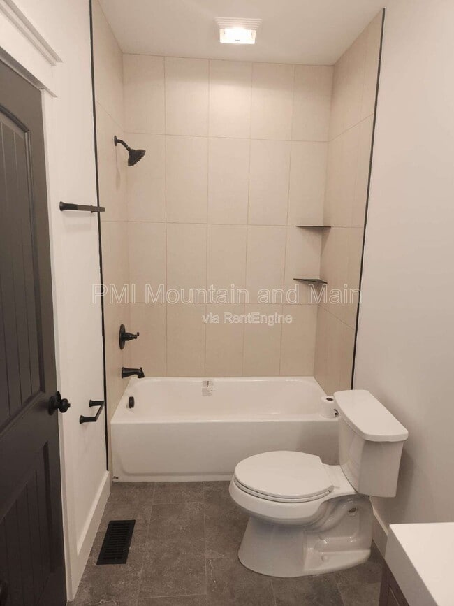 Building Photo - 808 Maybank Dr