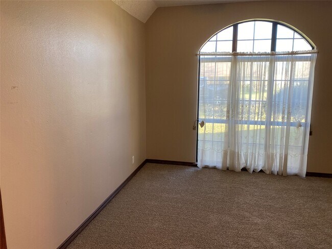 Building Photo - 301 Jansen Dr