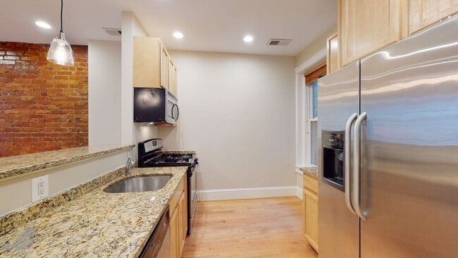 Building Photo - Renovated 2 Bedroom 2 Bath in Columbia Hei...