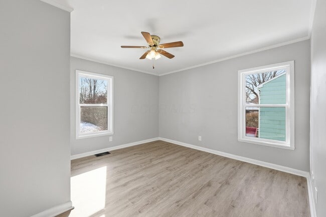 Building Photo - 566 E 10th St