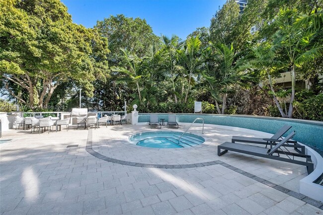 Building Photo - 2127 Brickell Ave