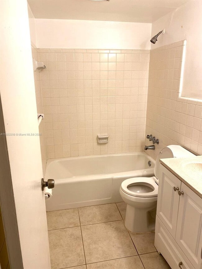 Building Photo - 2121 NE 40th Ct