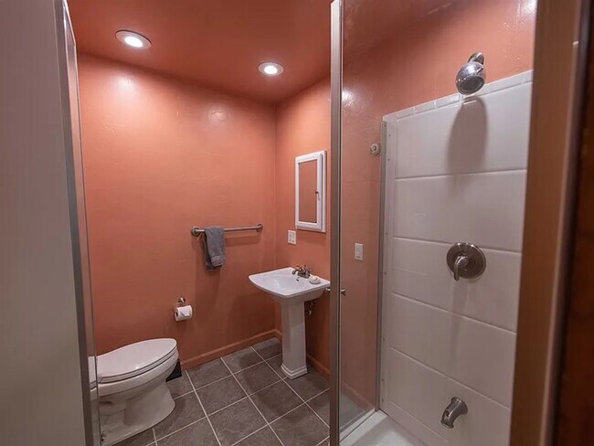 Building Photo - 2536 E 8th St