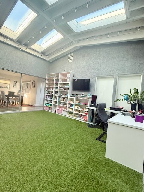 enclosed atrium - 23205 Anza Ave