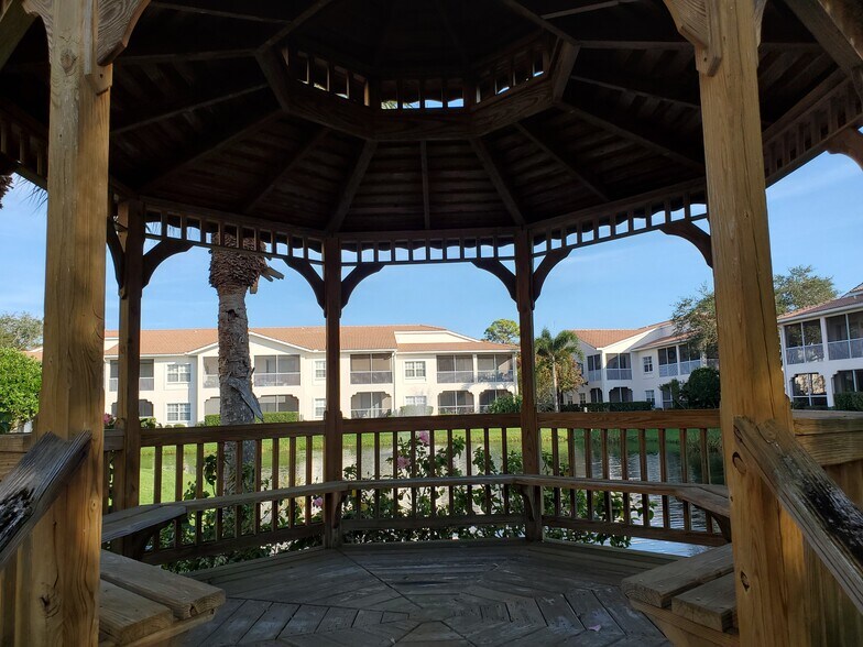 Building Photo - 4240 Central Sarasota Pky