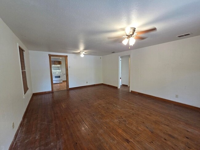 Building Photo - 3414 Riverside Dr