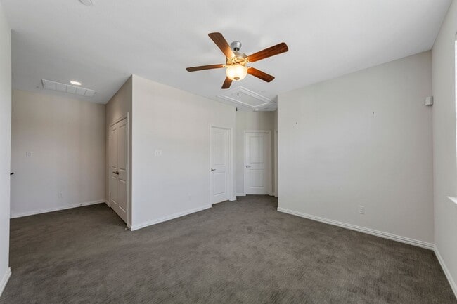 Building Photo - Luxury Townhouse
