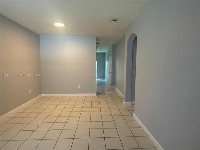 Building Photo - 1656 SE 29th Ct