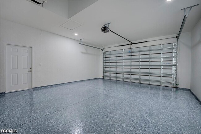 Building Photo - 872 Spaulding St E