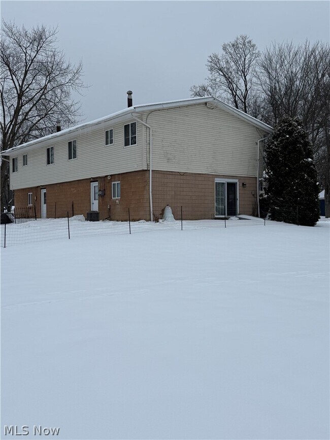 Building Photo - 883 Kickapoo Ave